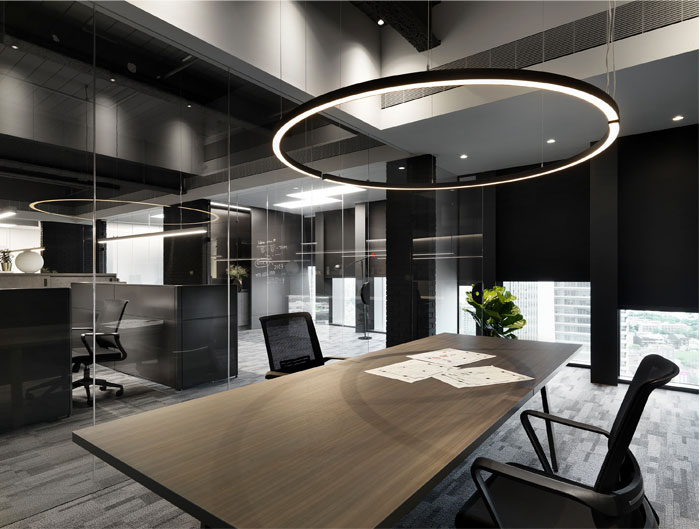 低调时尚的酷黑色系办公室设计