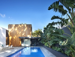 带游泳池的美丽庭院:澳大利亚现代别墅设计普贤居素材网精选