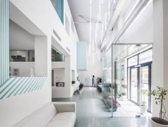 绿色植物点缀的纯净白蓝空间:MAT Office北京办公室设计16设计网精选