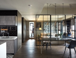 玻璃和黑色金属框架分隔空间：透明化的时尚现代家居装修16图库网精选