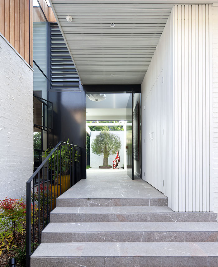 带游泳池的美丽庭院:澳大利亚现代别墅设计