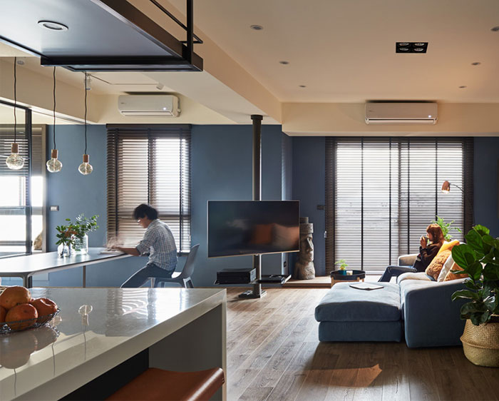 玻璃和黑色金属框架分隔空间：透明化的时尚现代家居装修
