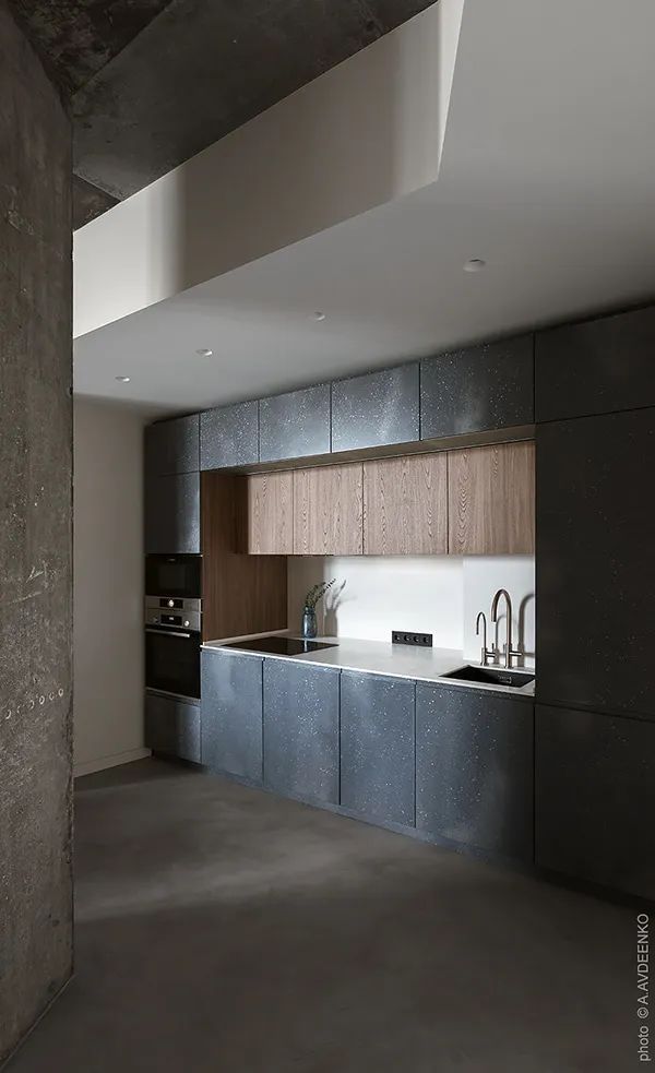 水泥色+木质打造低调灵动的现代住宅