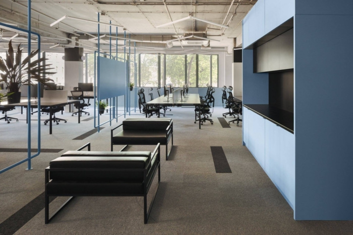 明斯克软件公司PANDADOC简约色块工业风办公室设计