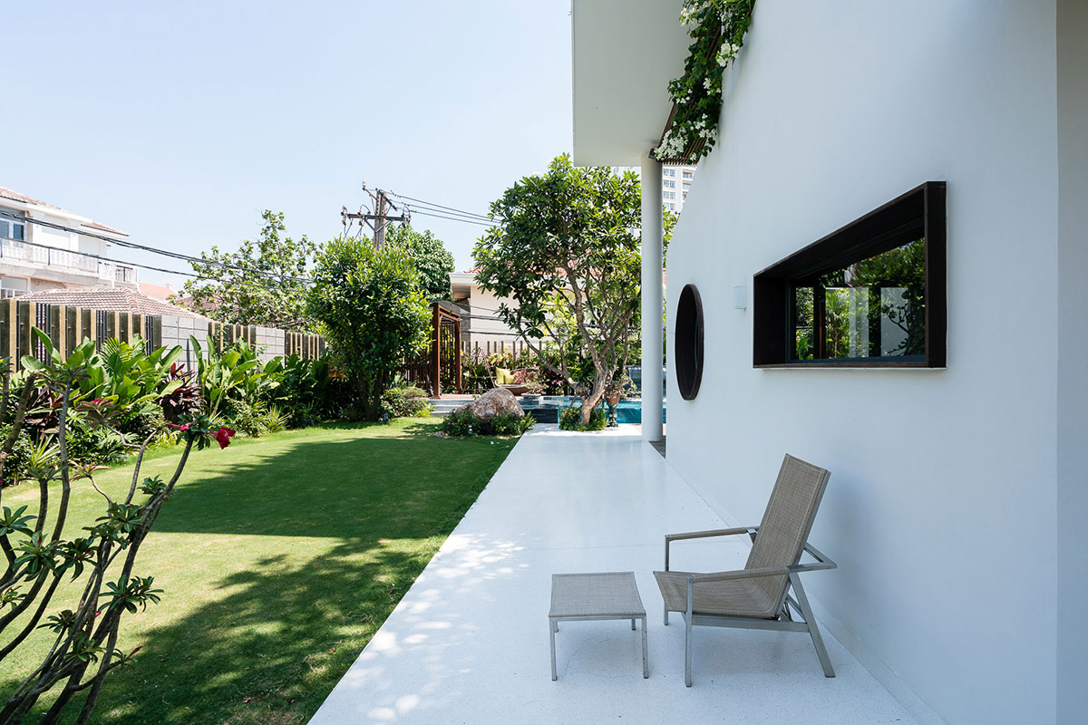 郁郁葱葱的绿色花园：越南时尚现代别墅设计