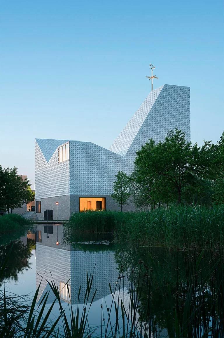 15000个瓷砖赋予屋顶结晶外观：Seliger Pater Rupert Mayer教堂