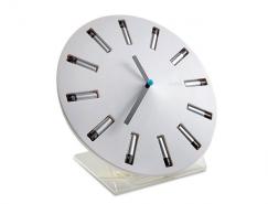 创新环保的废电池时钟(Eco Clock)普贤居素材网精选