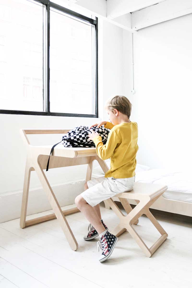 Rafa-kids:简洁创意的K书桌和X椅子