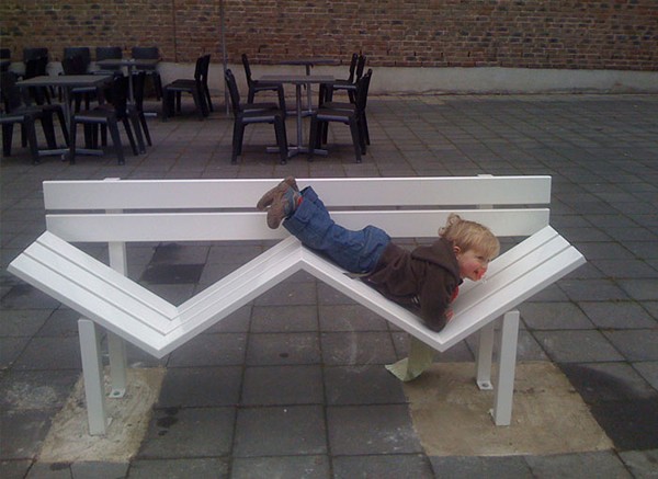 丹麦艺术家Jeppe Hein：公共长椅的另类设计